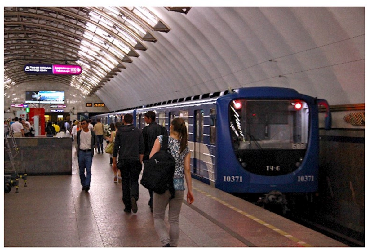 Tanımadığı şəxs metroda qadına iynə vurmağa cəhd edib