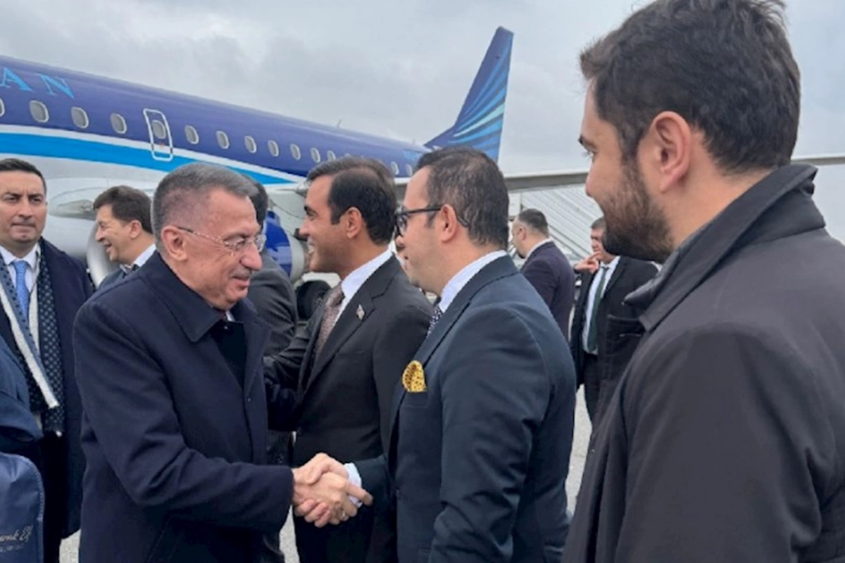 Türkiyə parlamentinin komitə sədri Bakıya gəldi — FOTOLAR