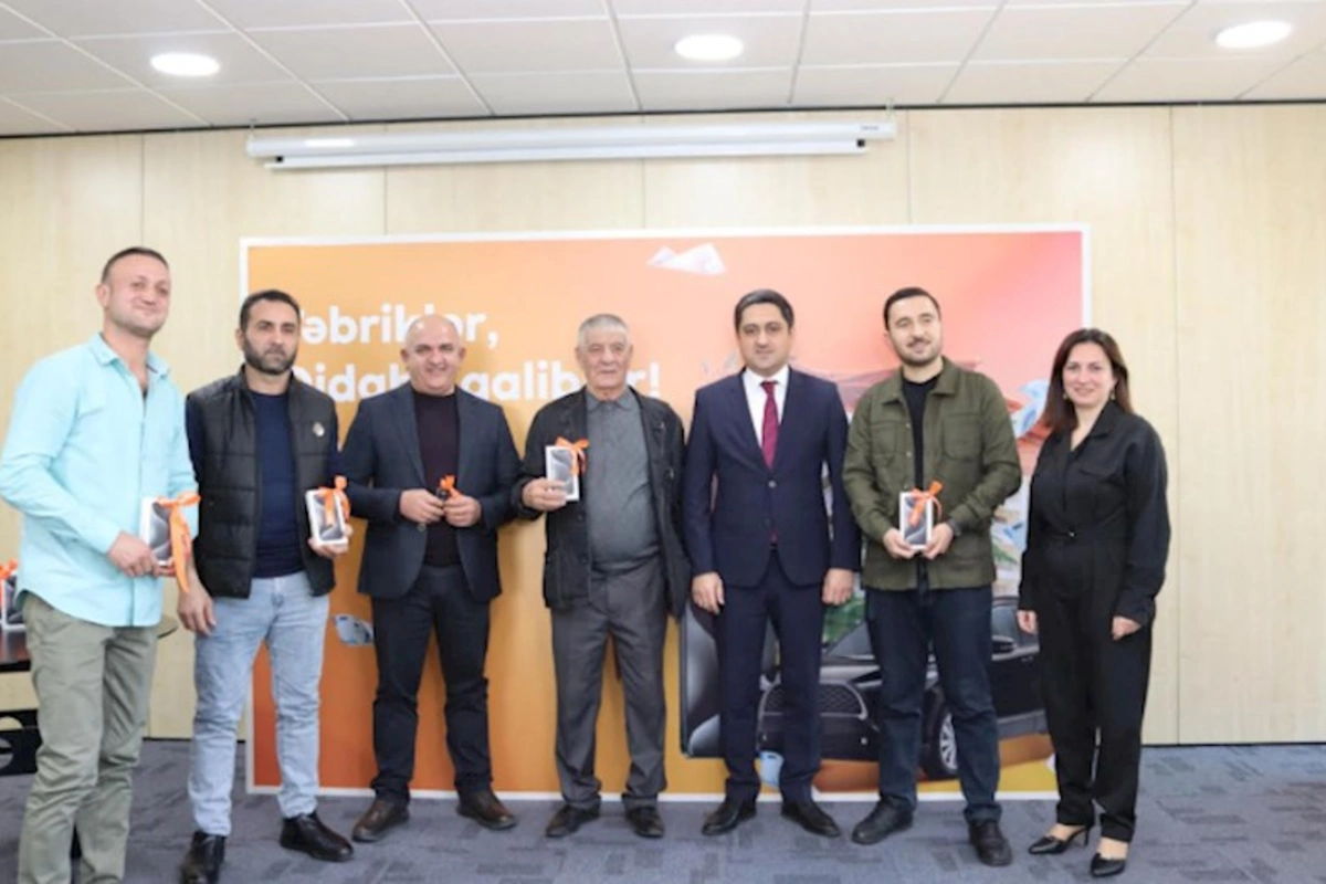 Unibank lotereya qaliblərinə hədiyyələri təqdim edib