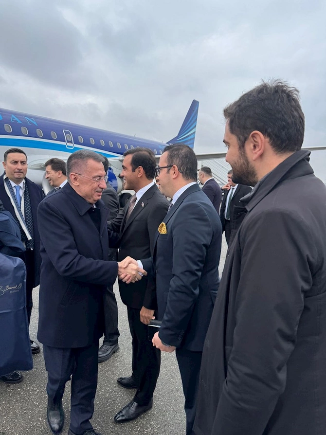 Türkiyə parlamentinin komitə sədri Bakıya gəldi — FOTOLAR