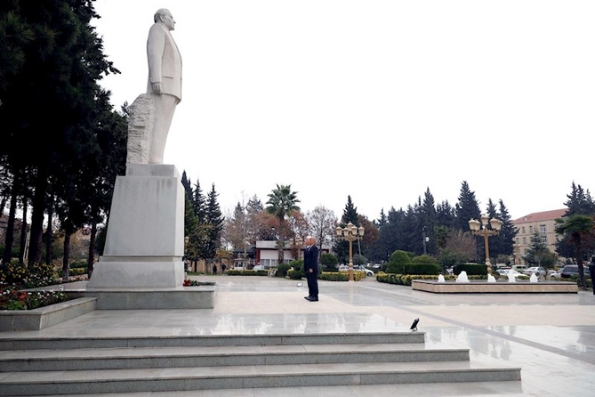 Zaur Mikayılov Cəlilabadda vətəndaşlarla görüşüb — FOTOLAR Zaur Mikayılov Cəlilabadda vətəndaşlarla görüşüb — FOTOLAR