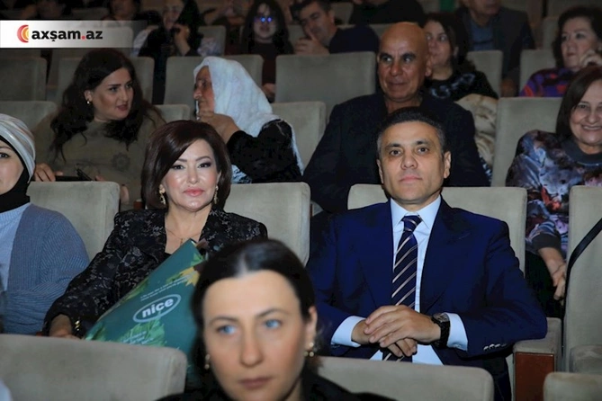 İlk dəfə xanımı ilə görüntüləndi — FOTO