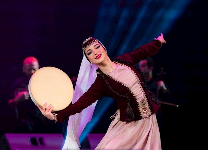 Azərbaycan Dövlət Rəqs Ansamblı Çelyabinskdə festivalda uğurla çıxış edib — FOTOLAR