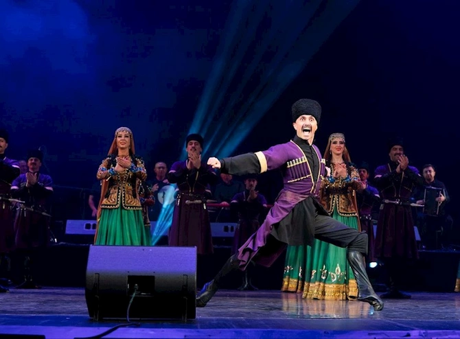 Azərbaycan Dövlət Rəqs Ansamblı Çelyabinskdə festivalda uğurla çıxış edib — FOTOLAR