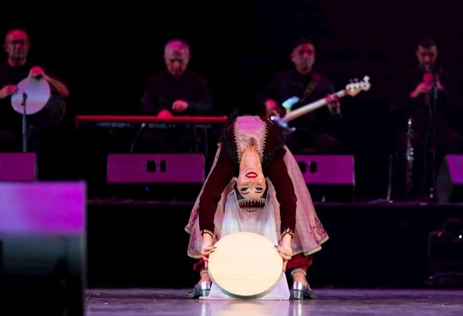 Azərbaycan Dövlət Rəqs Ansamblı Çelyabinskdə festivalda uğurla çıxış edib — FOTOLAR
