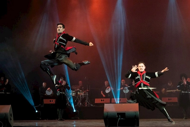 Azərbaycan Dövlət Rəqs Ansamblı Çelyabinskdə festivalda uğurla çıxış edib — FOTOLAR