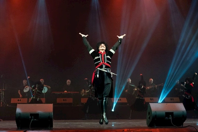 Azərbaycan Dövlət Rəqs Ansamblı Çelyabinskdə festivalda uğurla çıxış edib — FOTOLAR