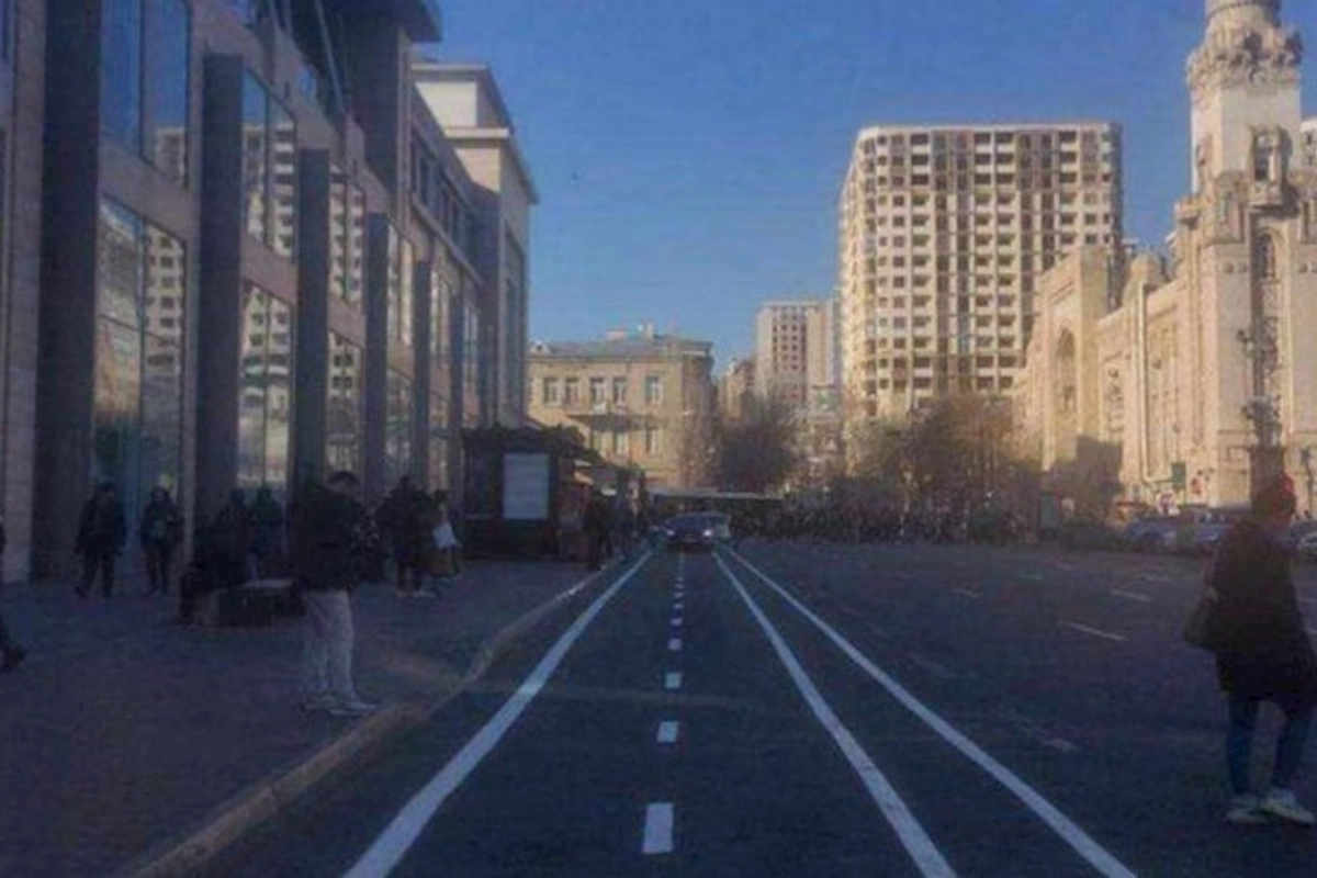 Bakıda daha bir küçədə velosiped zolağı salınır