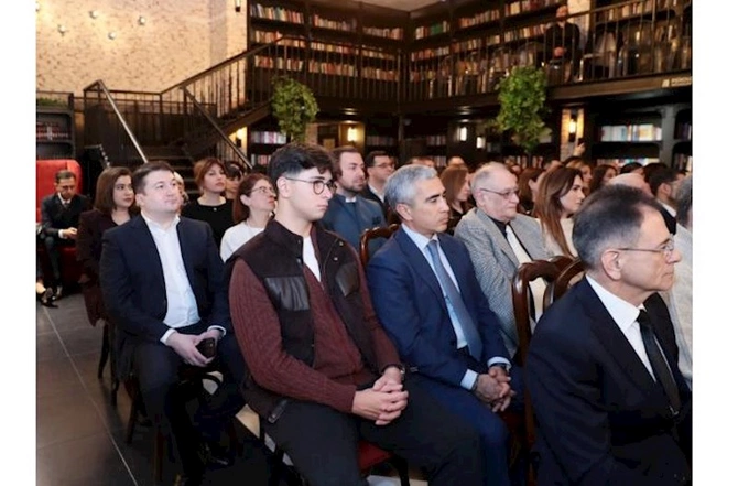 Bakı Kitab Mərkəzində Zelfira Trequlova ilə görüş keçirildi — FOTOLAR Bakı Kitab Mərkəzində Zelfira Trequlova ilə görüş keçirildi — FOTOLAR