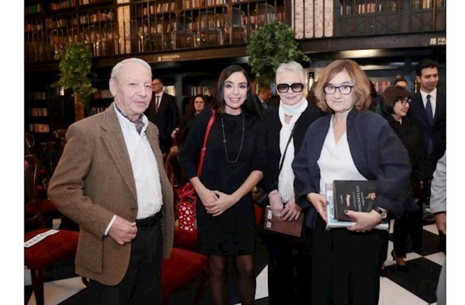 Bakı Kitab Mərkəzində Zelfira Trequlova ilə görüş keçirildi — FOTOLAR Bakı Kitab Mərkəzində Zelfira Trequlova ilə görüş keçirildi — FOTOLAR