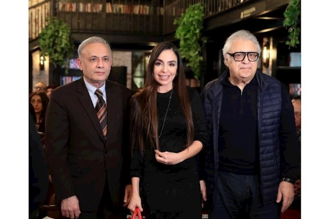 Bakı Kitab Mərkəzində Zelfira Trequlova ilə görüş keçirildi — FOTOLAR Bakı Kitab Mərkəzində Zelfira Trequlova ilə görüş keçirildi — FOTOLAR
