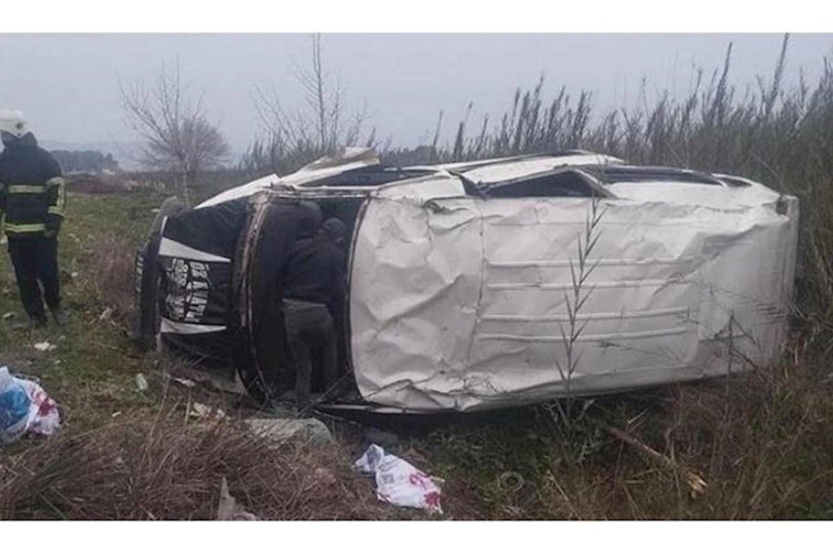 Mikroavtobus aşdı: Yaralananlar var