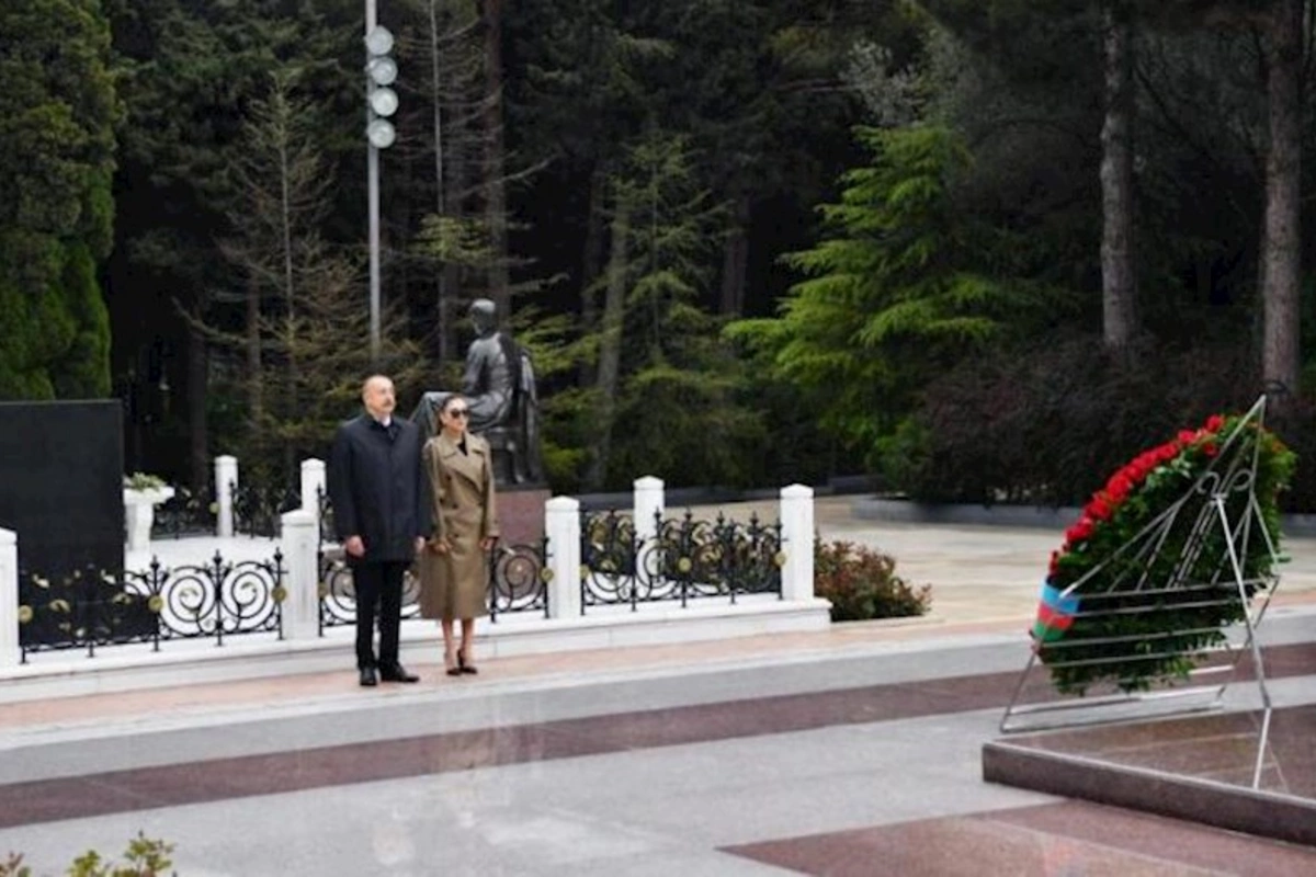 Prezident və xanımı Heydər Əliyevin məzarını ziyarət etdi