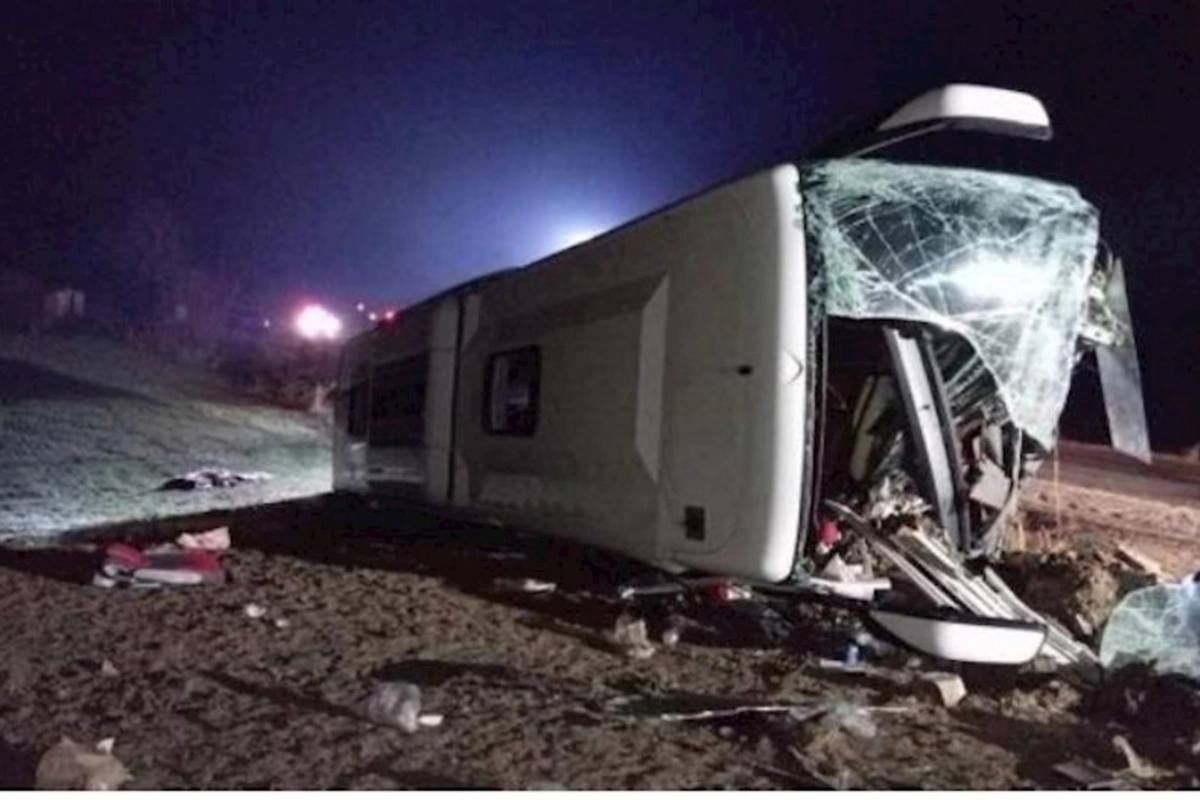 Avtobus aşdı: 1 ölü, 18 yaralı