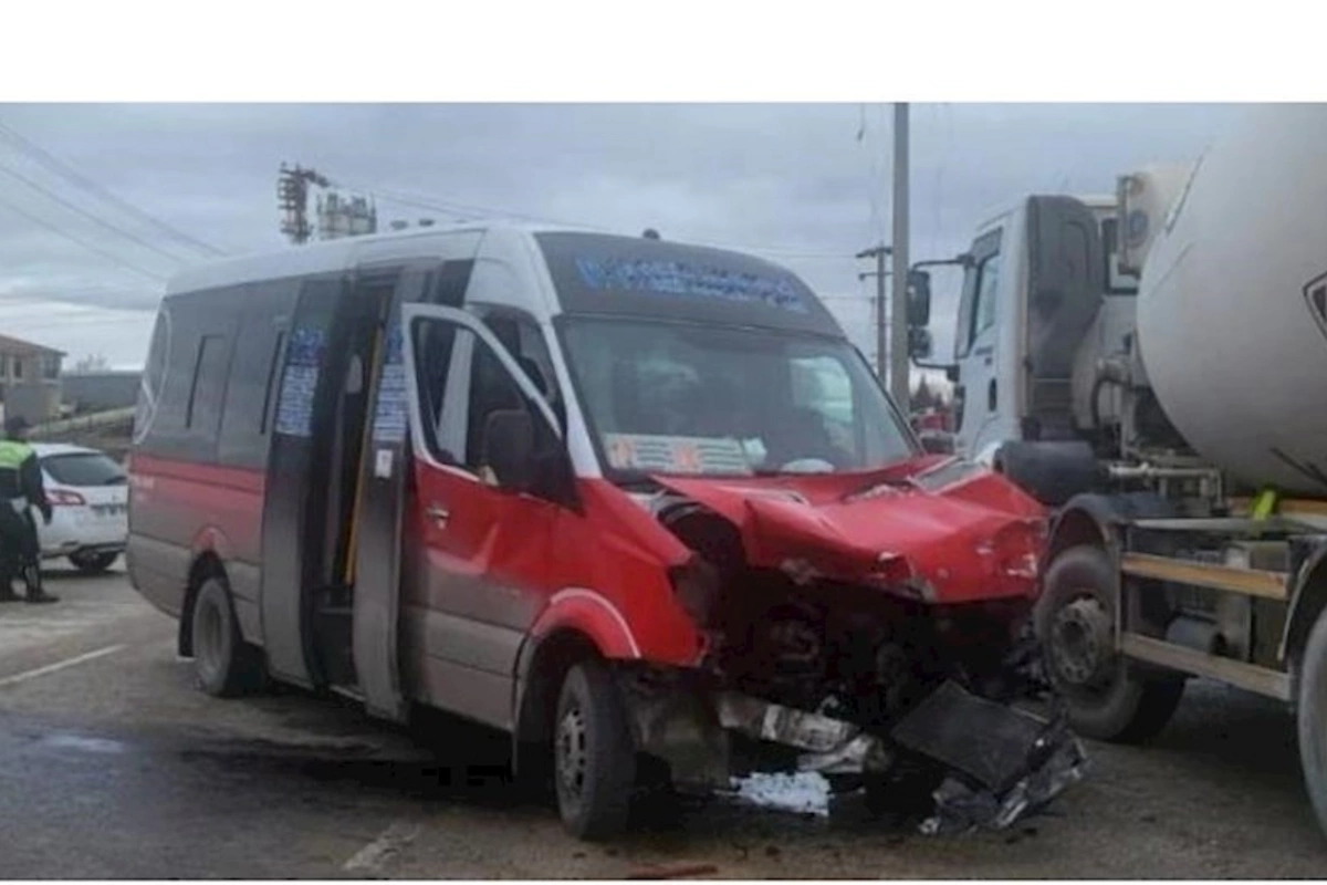 Sərnişinlərlə dolu mikroavtobus qəza törətdi: Yaralılar var