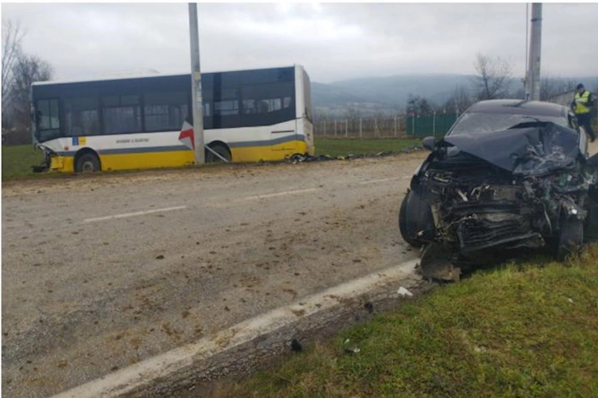 Türkiyədə avtobusla minik maşını toqquşub: bir ölü, səkkiz yaralı var