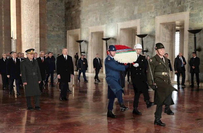 İlham Əliyev Anıtqəbiri ziyarət etdi — VİDEO/FOTO (YENİLƏNİB)