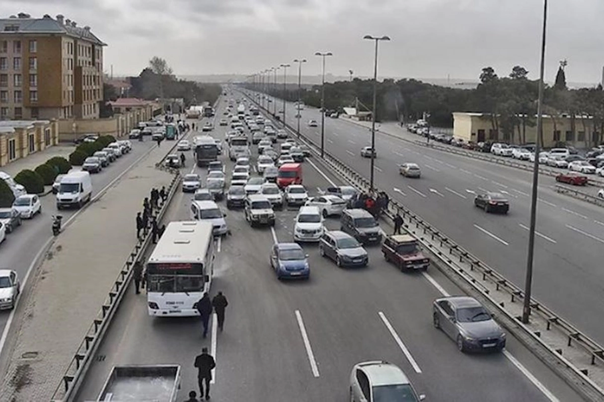 Aeroport yolunda “Prius” avtobusa çırpıldı