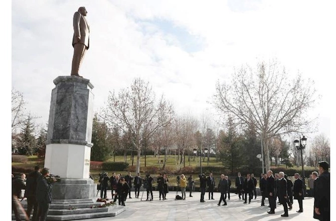 Prezident Ankarada Heydər Əliyevin abidəsini ziyarət etdi — FOTOLAR (YENİLƏNİB)