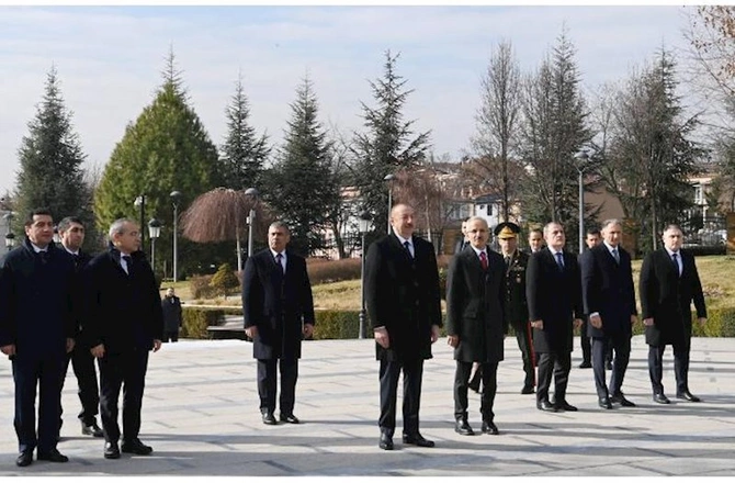 Prezident Ankarada Heydər Əliyevin abidəsini ziyarət etdi — FOTOLAR (YENİLƏNİB)