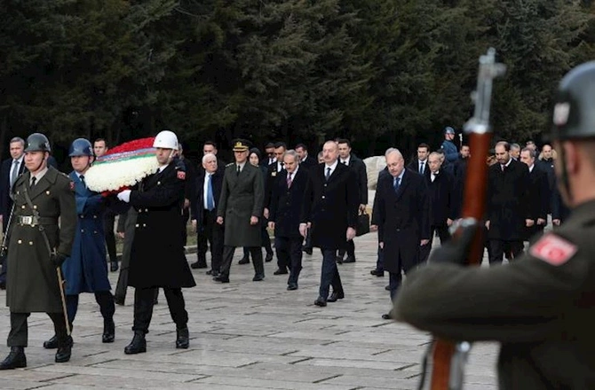 İlham Əliyev Anıtqəbiri ziyarət etdi — VİDEO/FOTO (YENİLƏNİB)