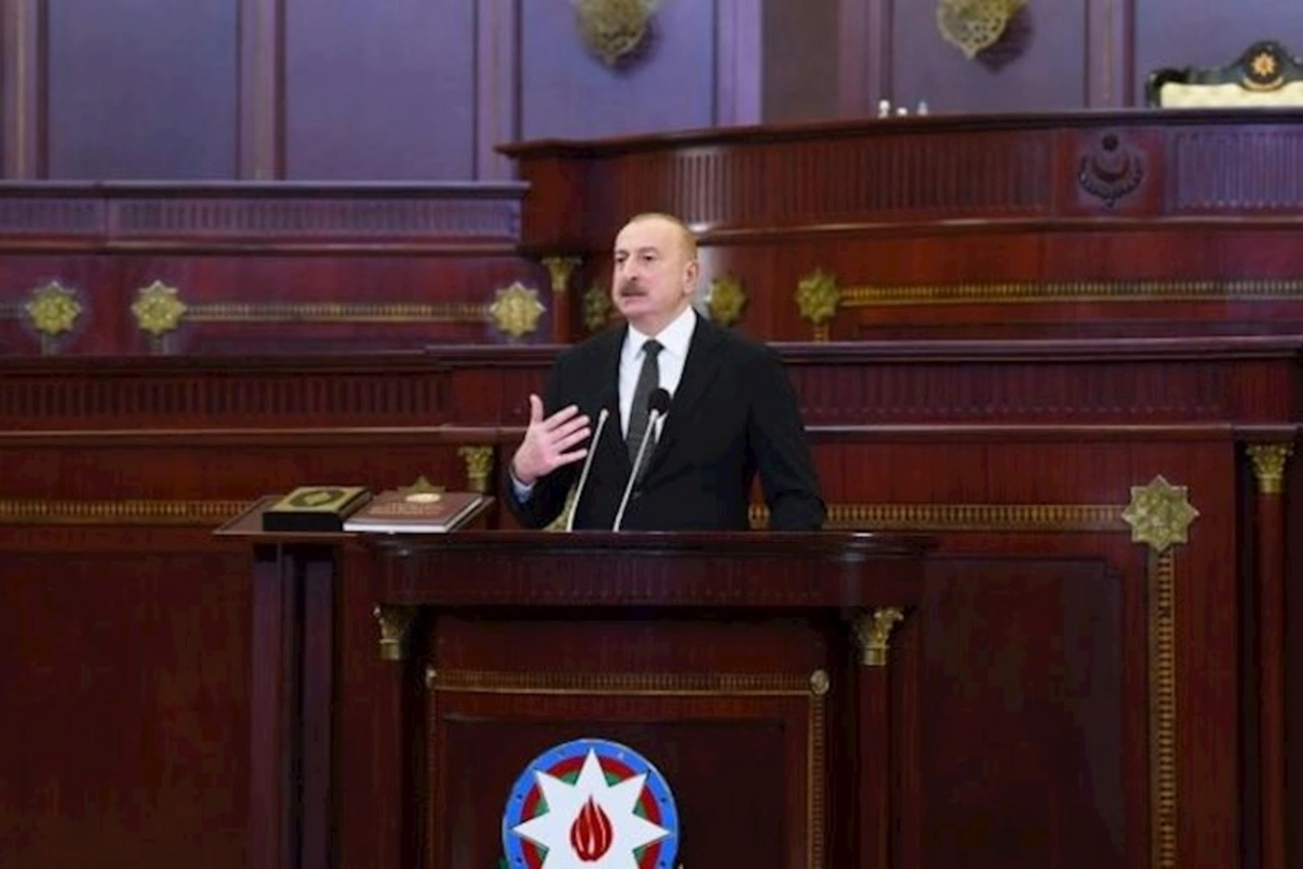 Prezidentin portretinə ştrixlər