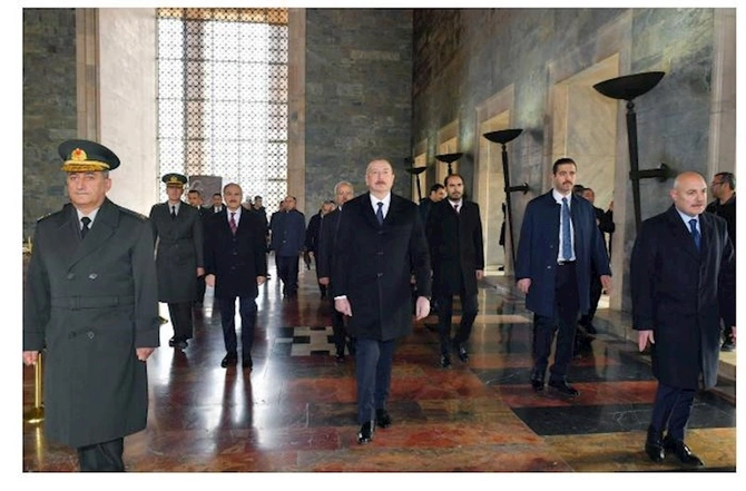 İlham Əliyev Anıtqəbiri ziyarət etdi — VİDEO/FOTO (YENİLƏNİB)
