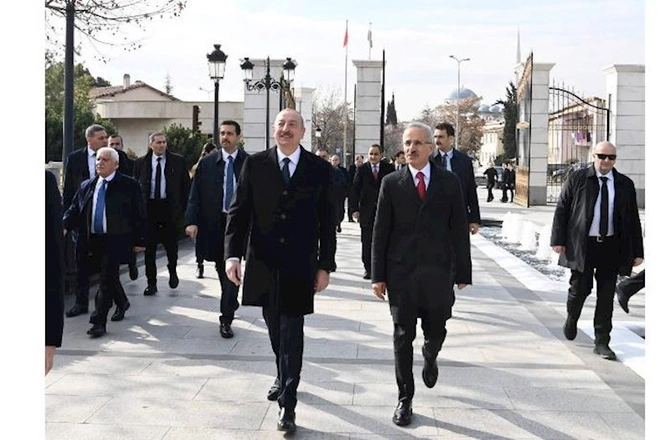 Prezident Ankarada Heydər Əliyevin abidəsini ziyarət etdi — FOTOLAR (YENİLƏNİB)
