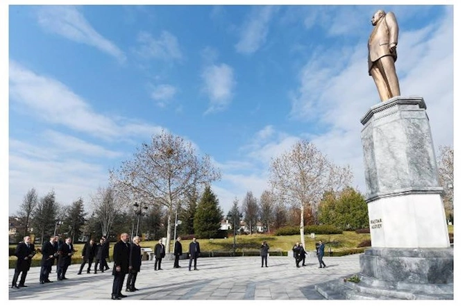 Prezident Ankarada Heydər Əliyevin abidəsini ziyarət etdi — FOTOLAR (YENİLƏNİB)