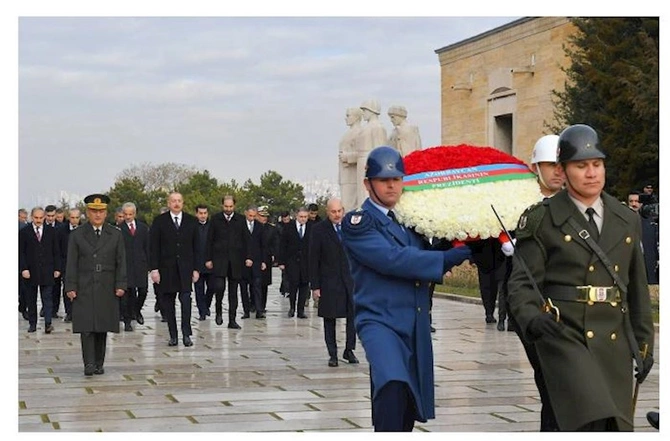 İlham Əliyev Anıtqəbiri ziyarət etdi — VİDEO/FOTO (YENİLƏNİB)