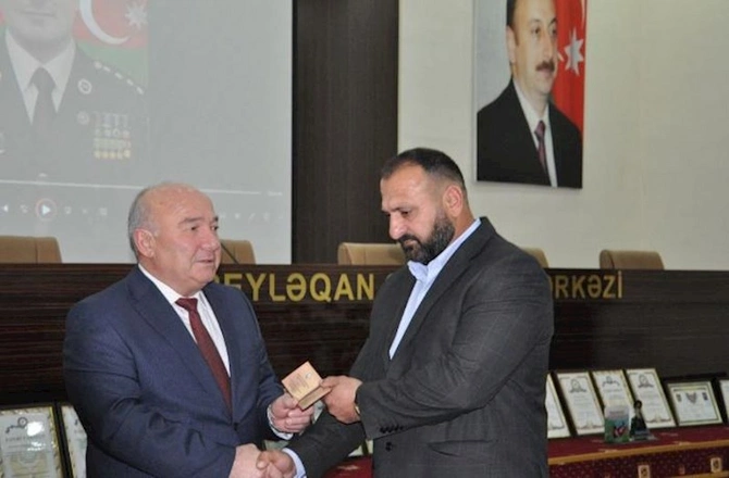 Şəhidimizin “Azərbaycan Bayrağı” ordeni övladına verildi — FOTOLAR