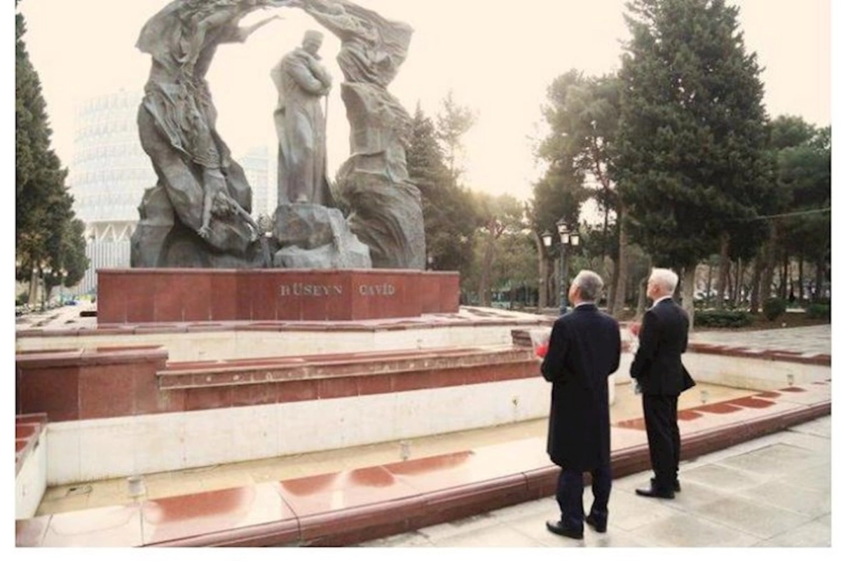 ABŞ və Britaniya səfirləri Bakıda Navalnının xatirəsini yad etdilər — Hüseyn Cavidin abidəsinə gül dəstələri qoyulub...