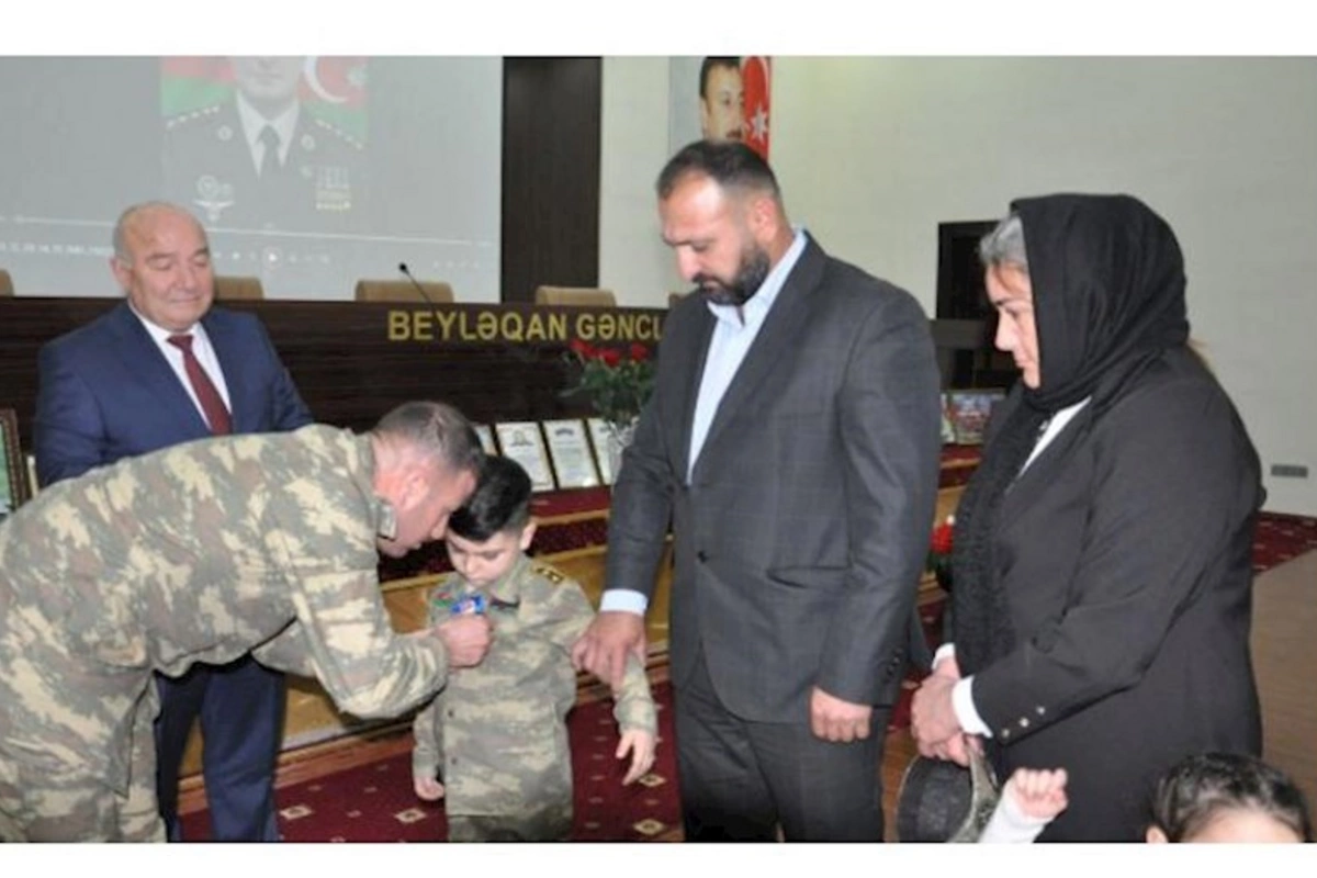 Şəhidimizin “Azərbaycan Bayrağı” ordeni övladına verildi — FOTOLAR