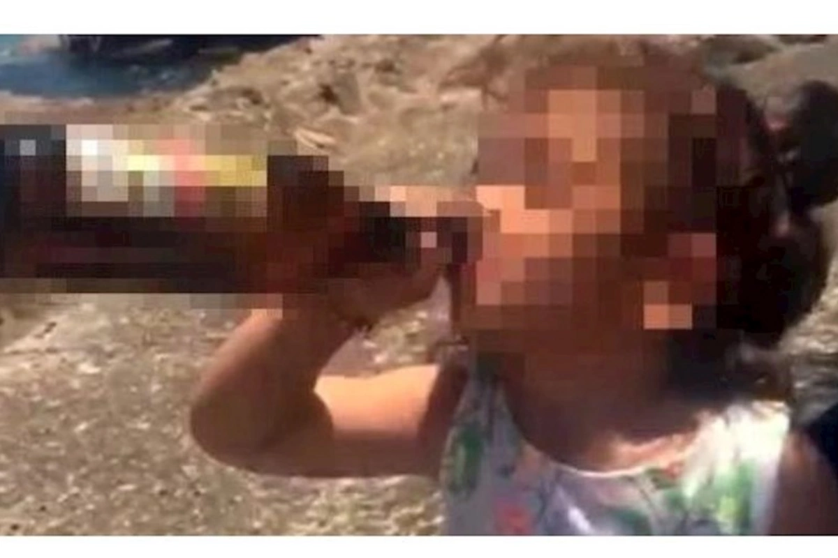 Ana 3 yaşlı qızını döyüb, spirtli içki içdirdi