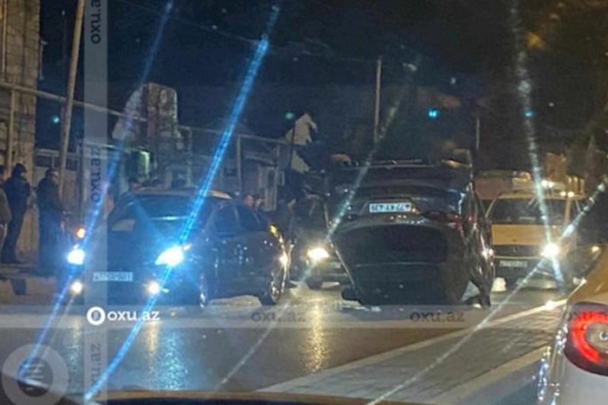 Bakıda “Hyundai” aşıb, yolda tıxac yaranıb — VİDEO