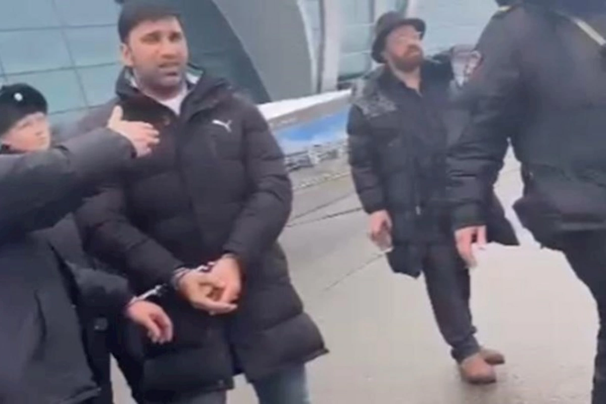 Kamili hava limanından əliqandallı çıxardılar — VİDEO