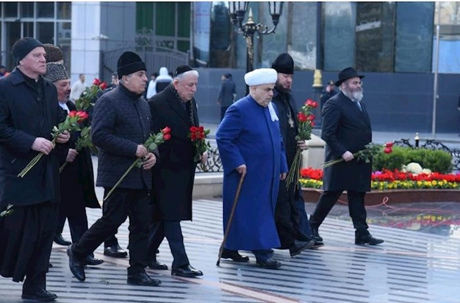 Rəsmilər Xocalı soyqırımı abidəsini ziyarət ediblər — FOTOLAR