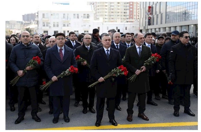 Səhiyyə Nazirliyinin rəhbərliyi Xocalı soyqırımı abidəsini ziyarət etdi Səhiyyə Nazirliyinin rəhbərliyi Xocalı soyqırımı abidəsini ziyarət etdi