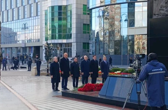 Rəsmilər Xocalı soyqırımı abidəsini ziyarət ediblər — FOTOLAR