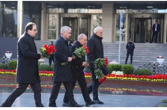 Rəsmilər Xocalı soyqırımı abidəsini ziyarət ediblər — FOTOLAR