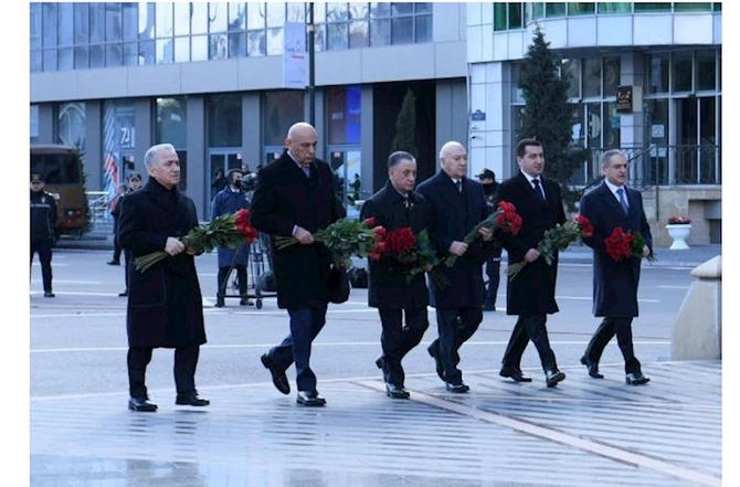 Rəsmilər Xocalı soyqırımı abidəsini ziyarət ediblər — FOTOLAR