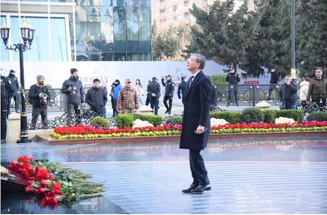 Rəsmilər Xocalı soyqırımı abidəsini ziyarət ediblər — FOTOLAR
