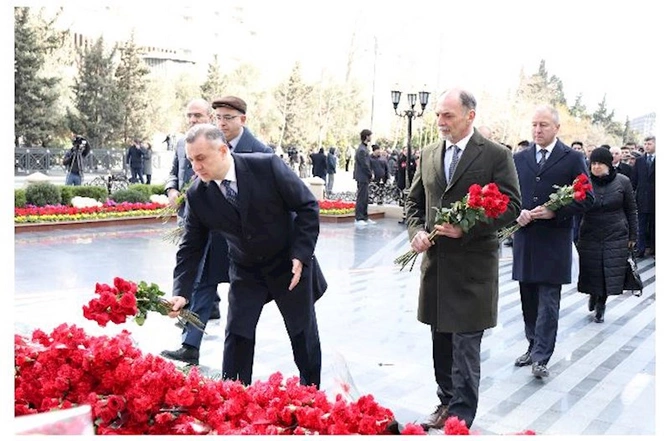 Səhiyyə Nazirliyinin rəhbərliyi Xocalı soyqırımı abidəsini ziyarət etdi Səhiyyə Nazirliyinin rəhbərliyi Xocalı soyqırımı abidəsini ziyarət etdi