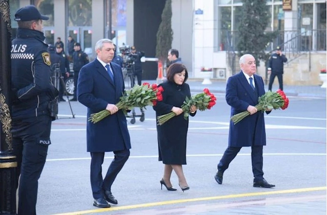 Rəsmilər Xocalı soyqırımı abidəsini ziyarət ediblər — FOTOLAR