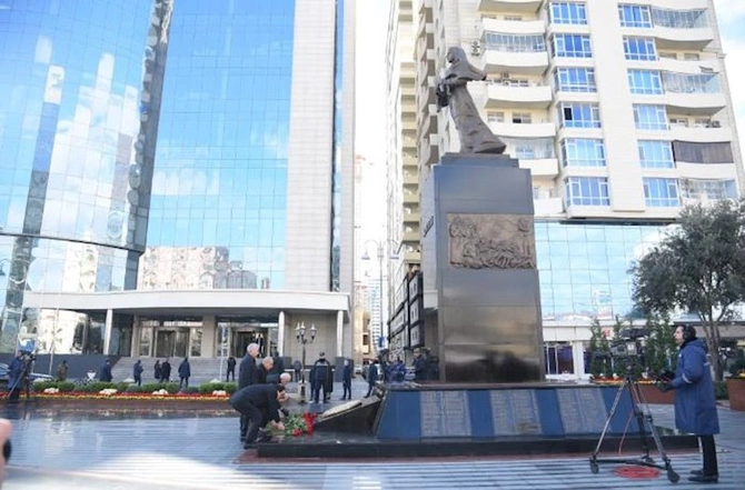 Rəsmilər Xocalı soyqırımı abidəsini ziyarət ediblər — FOTOLAR