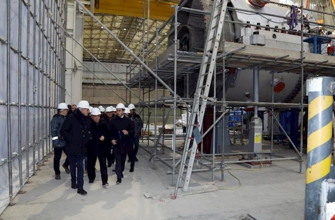 İtaliyalı rəsmilər Azərbaycanda tikilən ən böyük elektrik stansiyasında — VİDEO