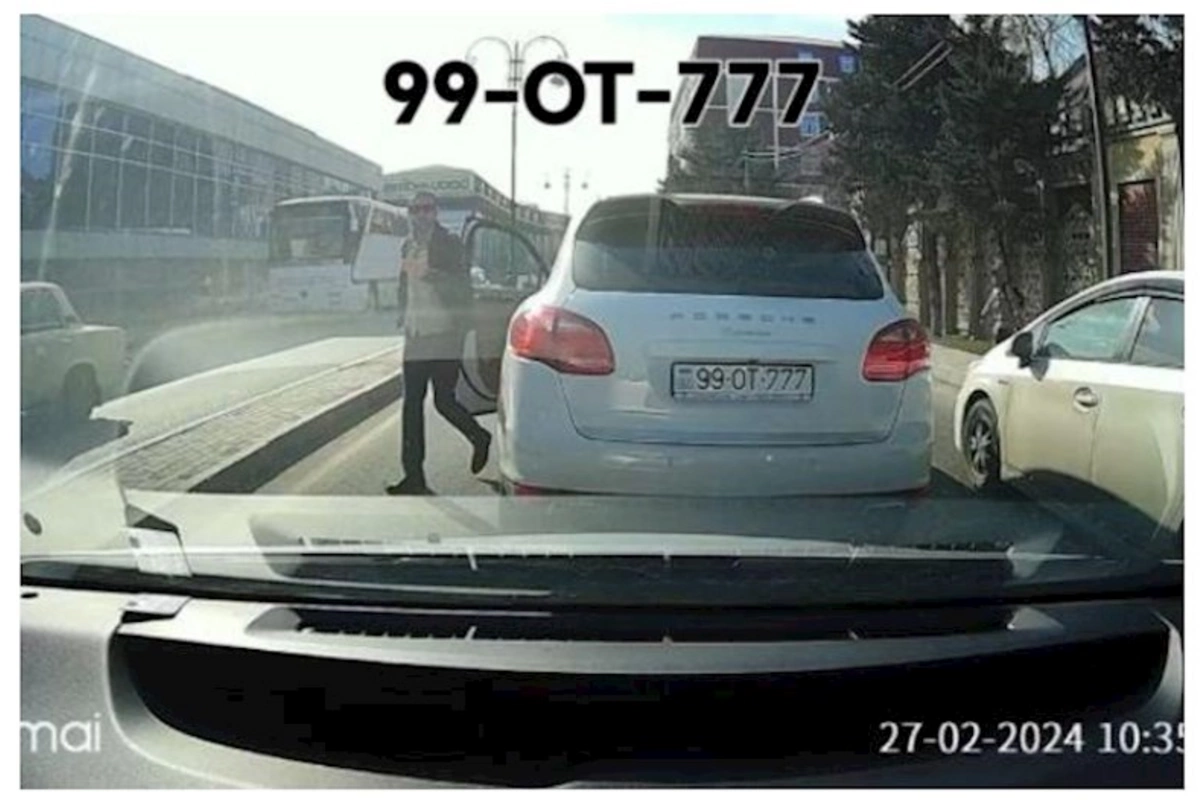Qəza şəraiti yaradan “Porsche” sürücüsü qoçuluq edib yolu kəsdi — VİDEO