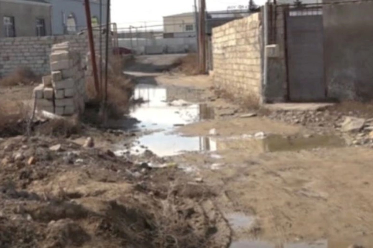 Kürdəxanıda kanalizasiya suları evlərə dolur: Problem nə vaxt həll olunacaq? — VİDEO