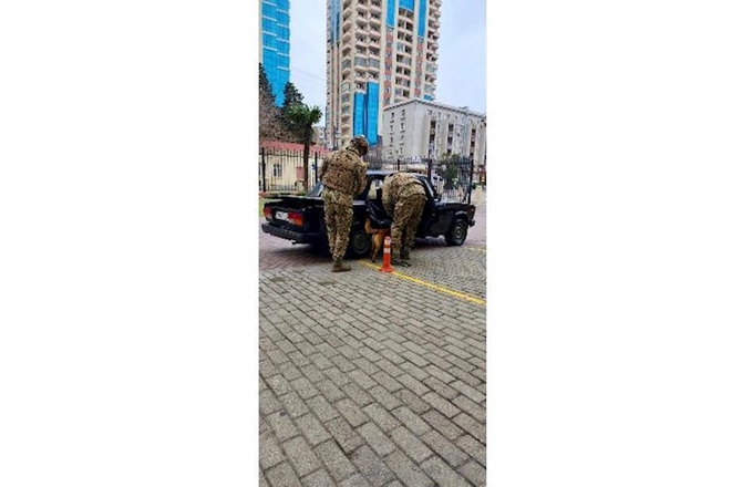 Bakıda binanın başında snayperlər göründü — FOTOLAR Bakıda binanın başında snayperlər göründü — FOTOLAR