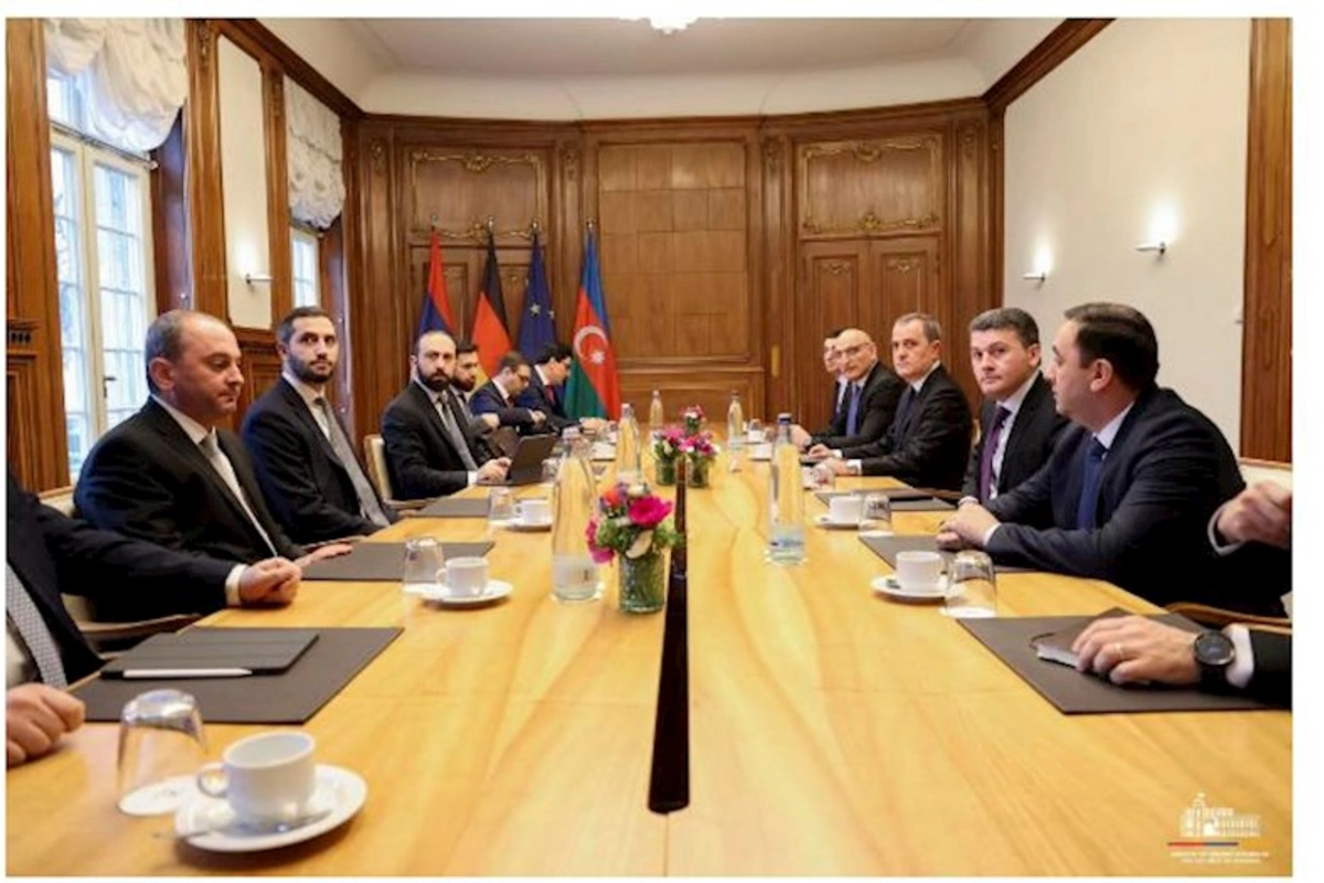 XİN rəhbərlərinin görüşü BAŞLADI